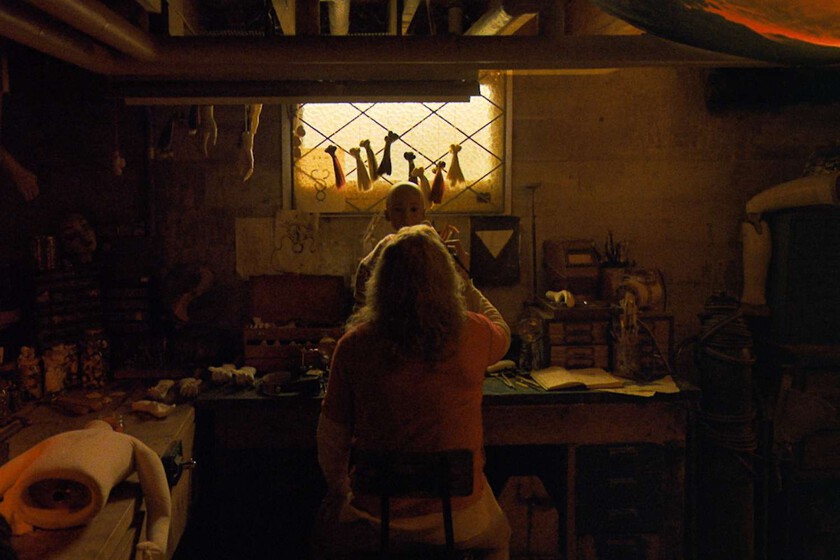 El satanismo es glamouroso. Cómo ‘Longlegs’ se vale del rock de los 70 y el ocultismo para dar forma al personaje de Nicolas Cage