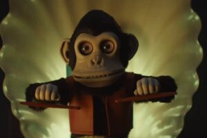 El director de 'Longlegs' se asocia con Stephen King y James Wan en el inquietante tráiler de 'The Monkey', su prometedora nueva película de terror