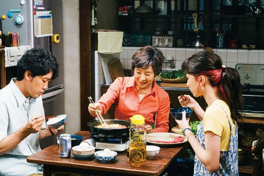 'Una madre de Tokio' (2024), crítica | Se niega inteligentemente a ser un panfleto turístico: prefiere bucear en la rutina japonesa del estrés laboral, el desamor, las familias desunidas y el sake