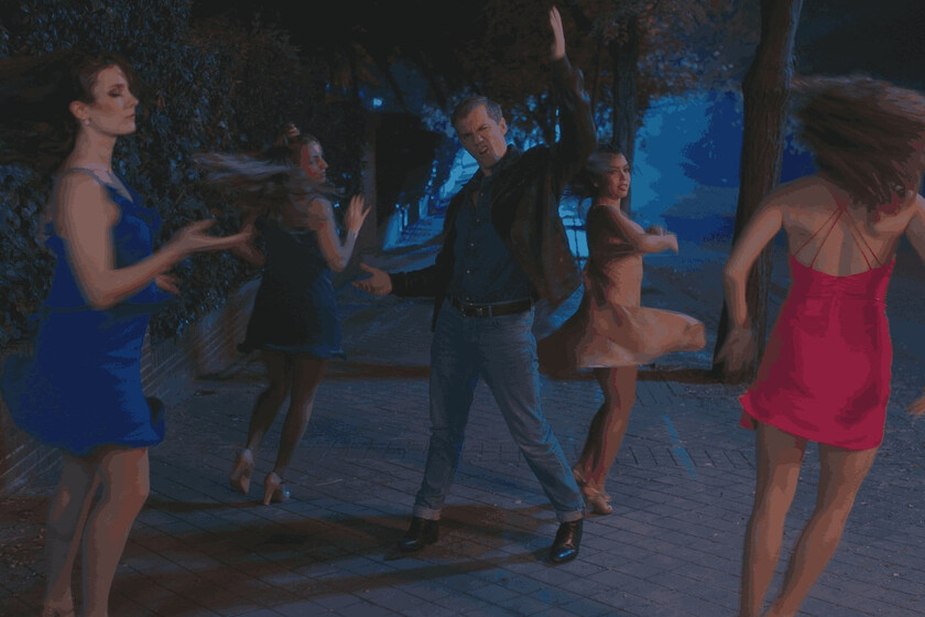 'El musical de los 80s y 90s, la película' (2024), crítica | Acaba con la nostalgia al querer glorificarla: una jukebox rancia que cae en el machismo y la transfobia a ritmo de 'Chiquilla'