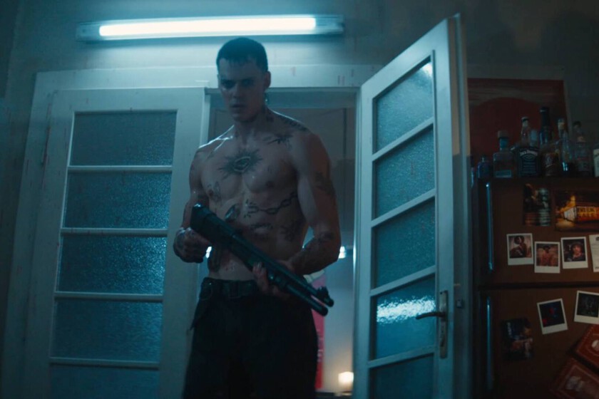 "Los platós son muy peligrosos". El director del reboot de 'El cuervo' explica por qué prohibió el uso de armas de fuego reales en el rodaje