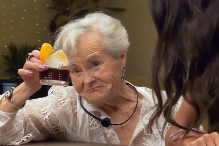 'First Dates Hotel', una soltera de 88 años no para de ligar con los empleados antes de su cita. "Hay feos agradables"