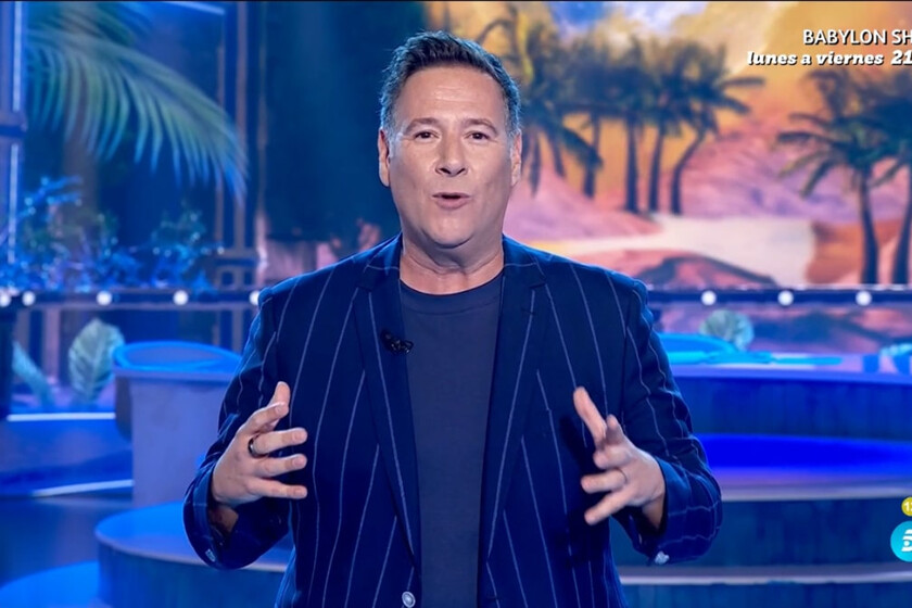 'Babylon Show' (2024), crítica | Quiere ser la alternativa canalla a 'El hormiguero', pero Pablo Motos no tiene nada que temer de este desastre de Carlos Latre en Telecinco