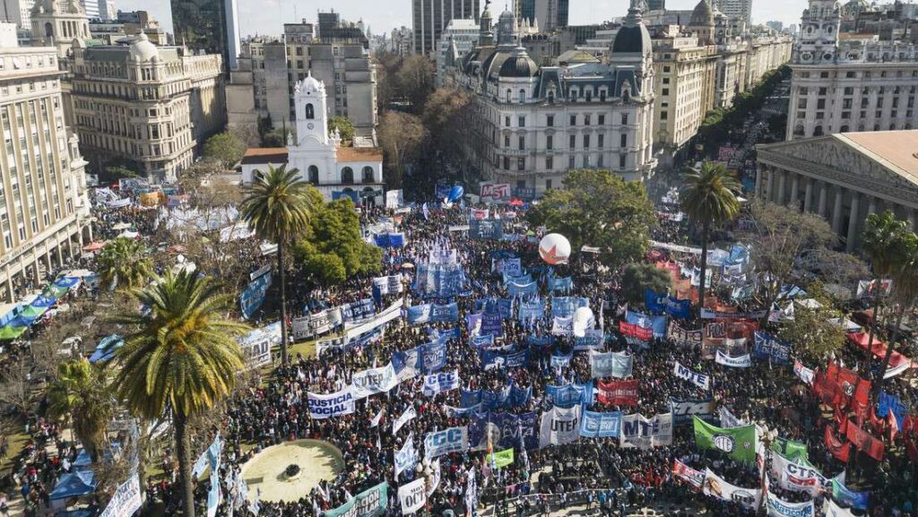 Argentinos marcharon contra las políticas económicas de Milei