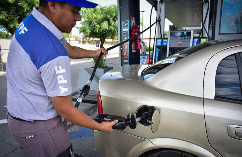 Argentinos pagarán facturas más altas en combustibles y servicios en septiembre