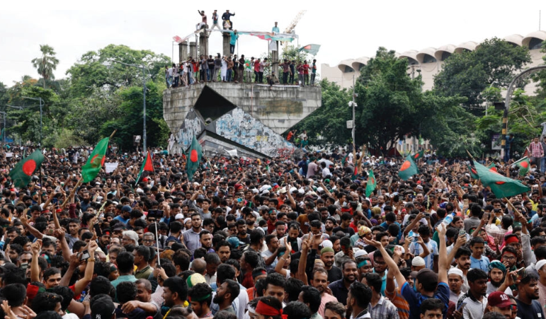 Renuncia la primera ministra y se traslada a India en medio de letal ola de protestas