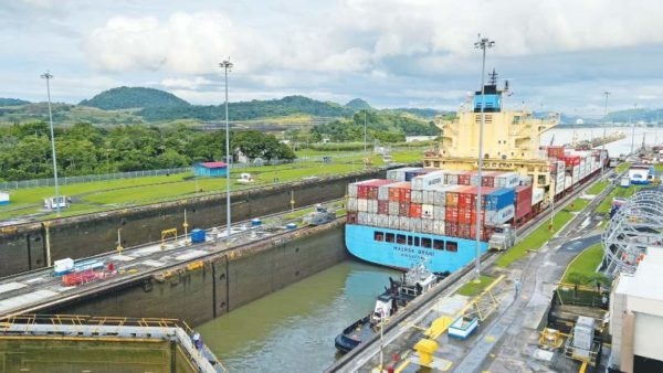 Buque con más de 17.000 contenedores batió récord al cruzar el canal de Panamá