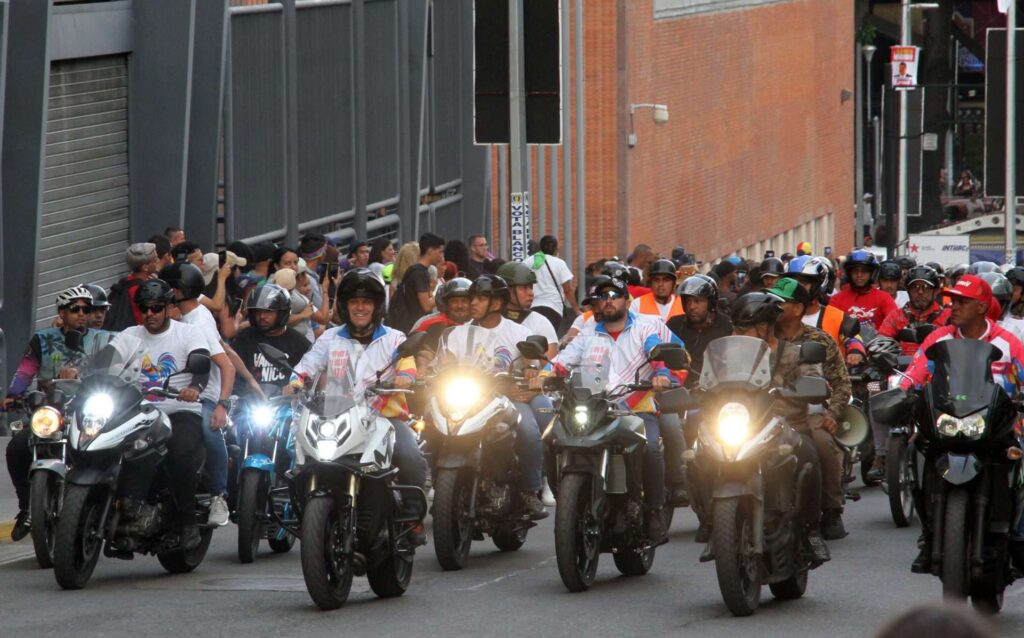 Caravana de motorizados recorre Caracas en defensa de la paz
