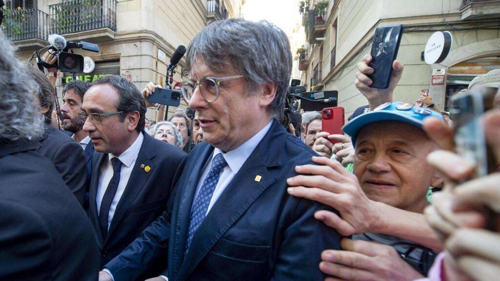 Carles Puigdemont reaparece en Cataluña tras siete años y vuelve a fugarse