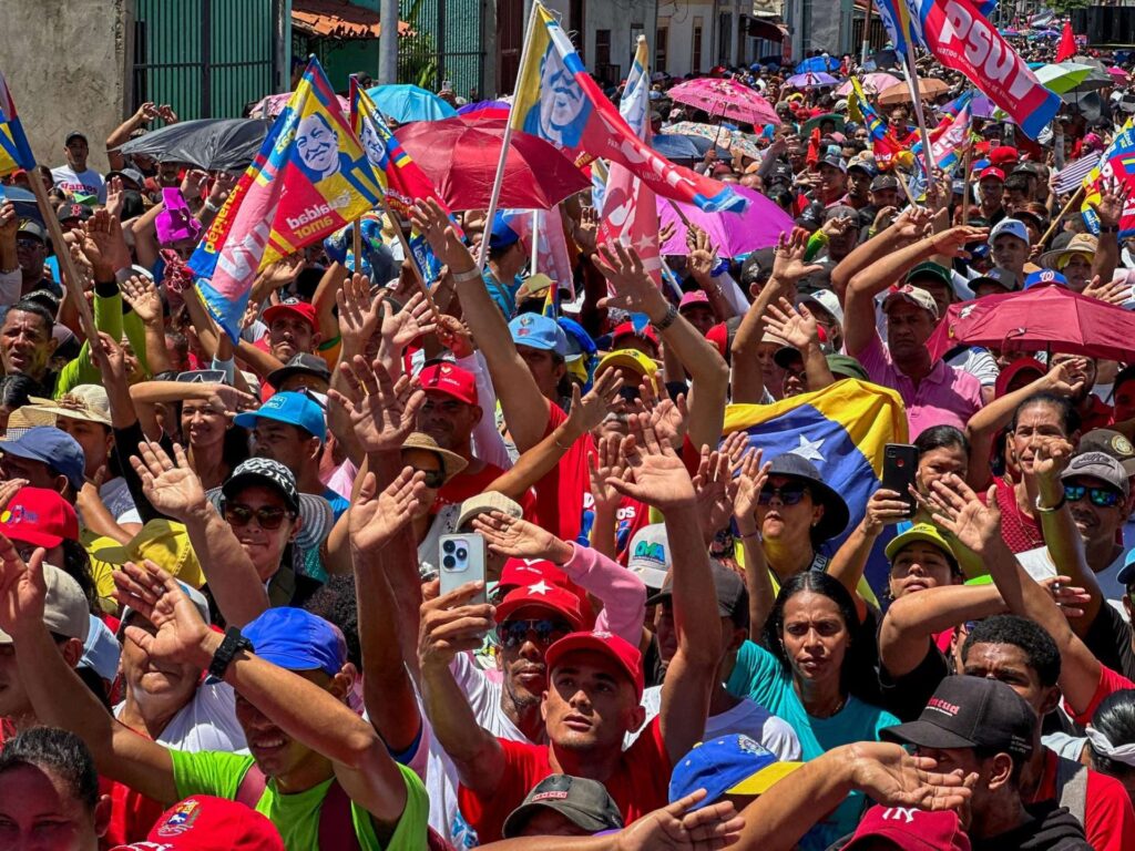 Con marchas pueblo chavista celebra un mes del triunfo de Maduro