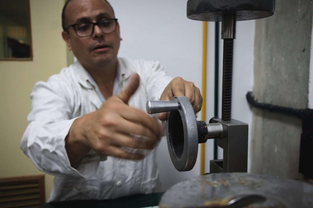 Crean en el Ivic adoquín con plástico reciclado