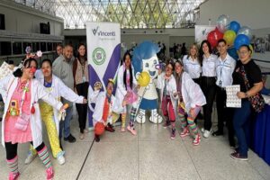 Santiago Otero Armengol - Laboratorios Vincenti y Doctor Yaso llevan alegría y color al Hospital Ortopédico Infantil en el Día del Niño - FOTO