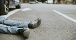 Iban a terapia de pareja, su novio le propuso terminar la relación y ella intentó atropellarlo