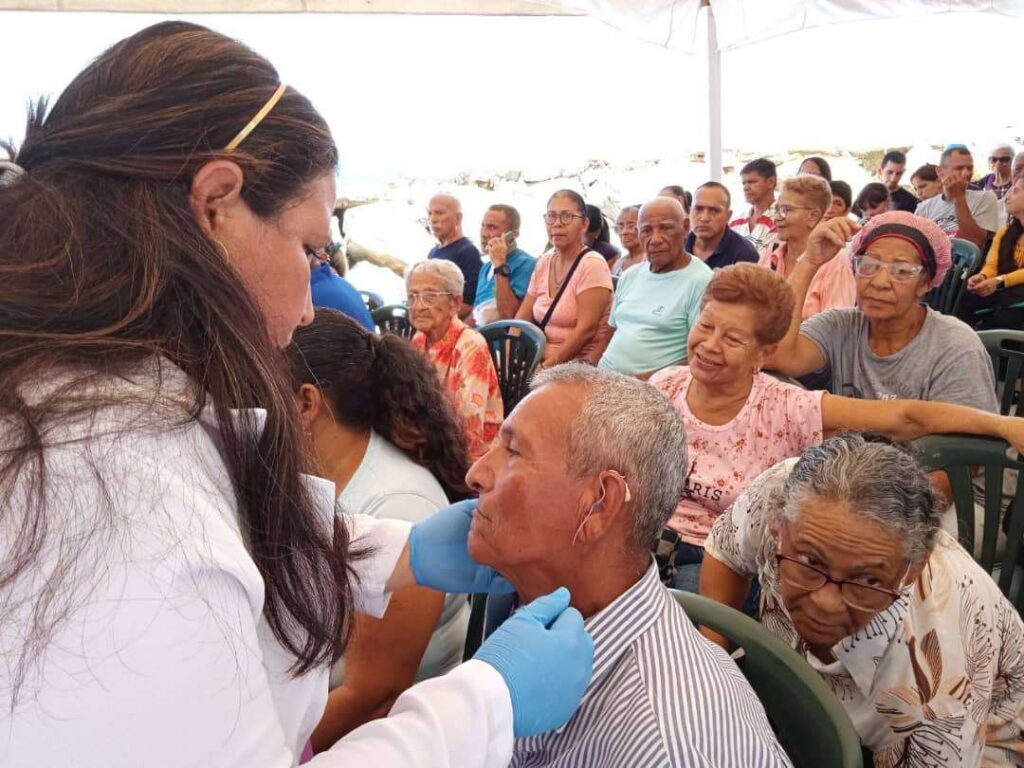 Entregan 400 prótesis auditivas a pacientes en La Guaira