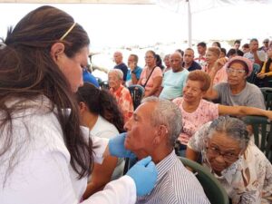 Entregan 400 prótesis auditivas a pacientes en La Guaira