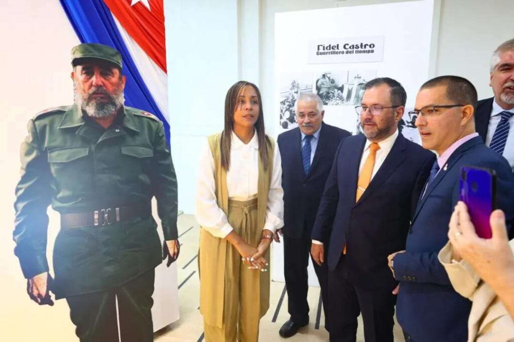 Homenajean a Fidel Castro con exposición fotográfica en la Cancillería venezolana