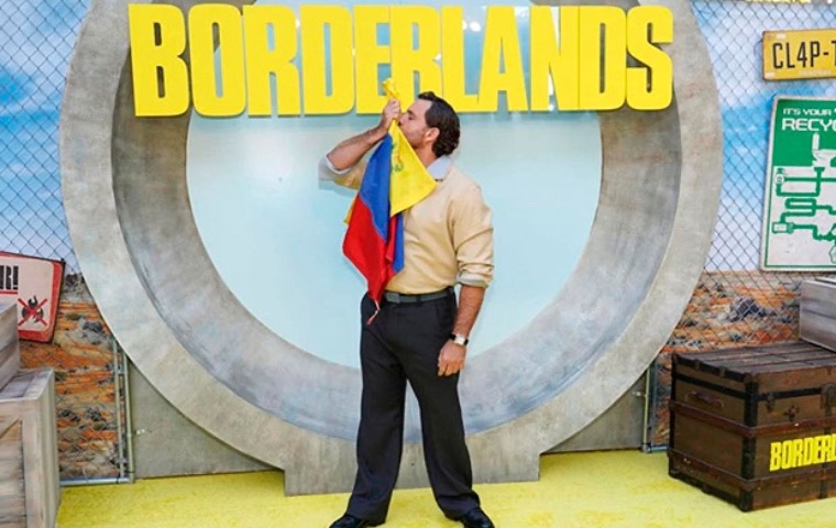 Édgar Ramírez alzó la bandera de Venezuela como muestra de apoyo en el estreno de “Borderlands”