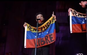 Silvestre Dangond mostró su apoyo a Venezuela durante concierto en Chile