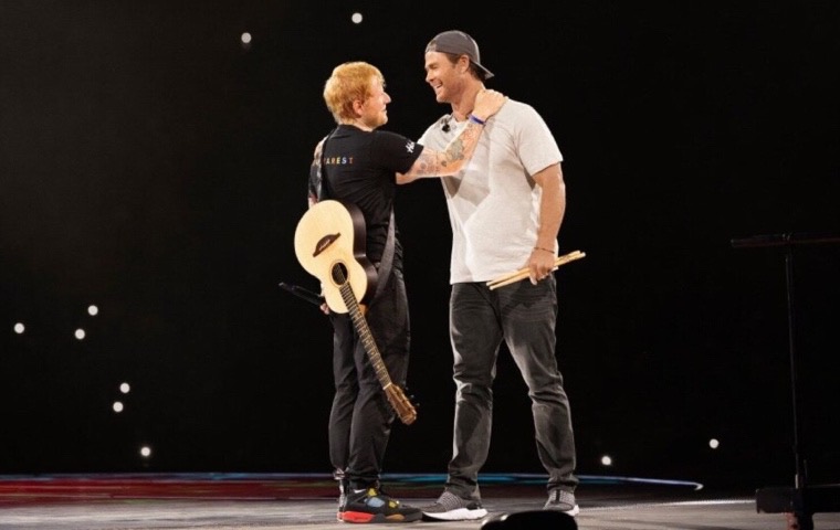 ¡Encuentro inesperado! Chris Hemsworth acompañó a Ed Sheeran como baterista en su concierto en Rumania