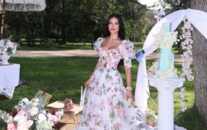 Ninoska Vásquez celebró su cumpleaños al mejor estilo de “Bridgerton”