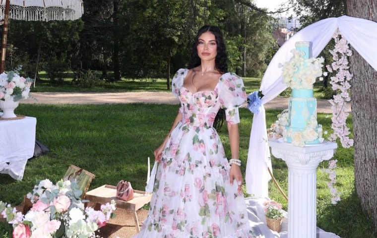 Ninoska Vásquez celebró su cumpleaños al mejor estilo de “Bridgerton”