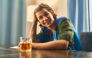 En honor a su papá, Jambene desnuda su alma con “Dímelo Mike”