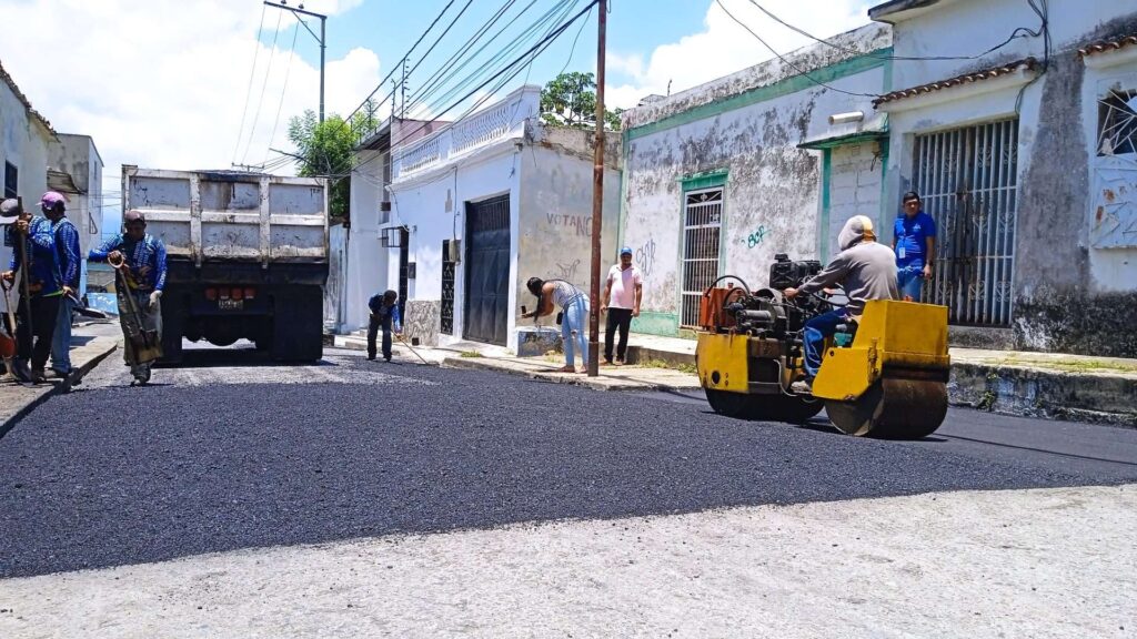 Inicia plan de asfaltado en San Felipe con 500 toneladas de material