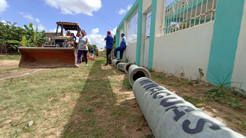 Instalan 300 metros de tubería para aguas servidas en Ciudad Bolívar