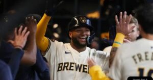 El novato venezolano de 20 años Jackson Chourio sigue haciendo historia en la MLB