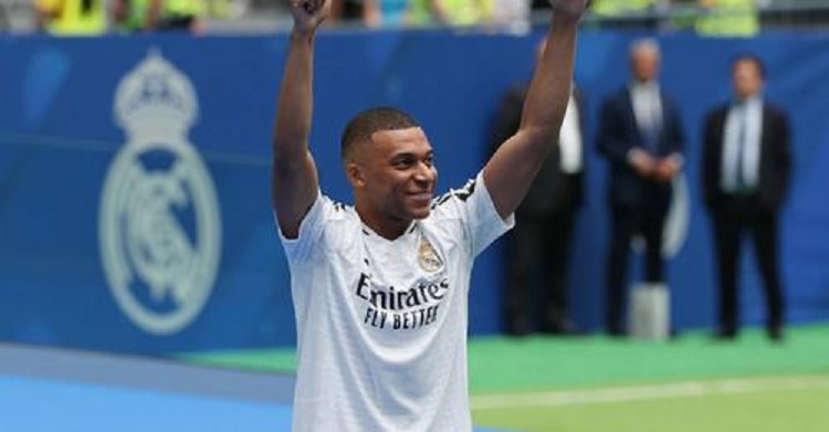Kylian Mbappé se somete por primera vez al escrutinio de la grada del Real Madrid en el Santiago Bernabéu