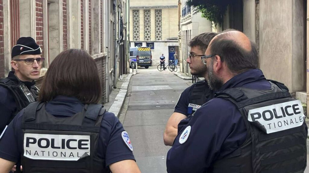 Macron califica como terrorista explosión cerca de sinagoga en Francia