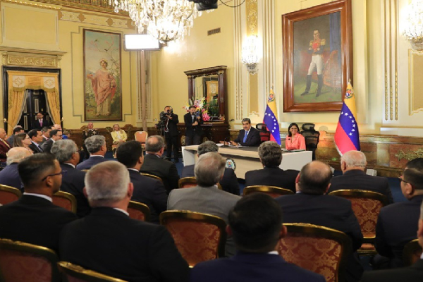 Flexibilizarán el encaje legal y crearán mercado interbancario de divisas