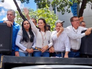María Corina Machado reaparece en medio de una escasa concentración en C.C. Lido (Chacao)