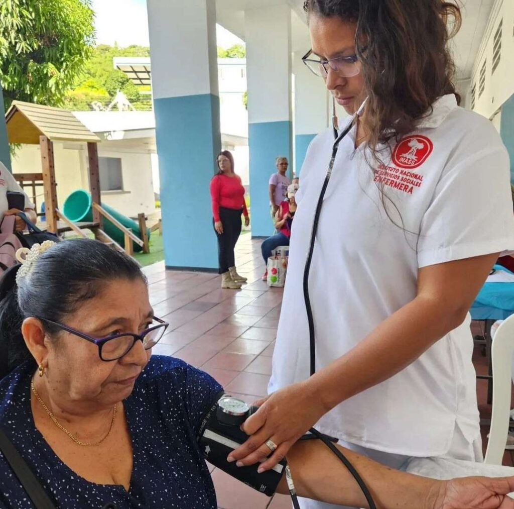 Mil abuelos beneficiados con servicios médicos