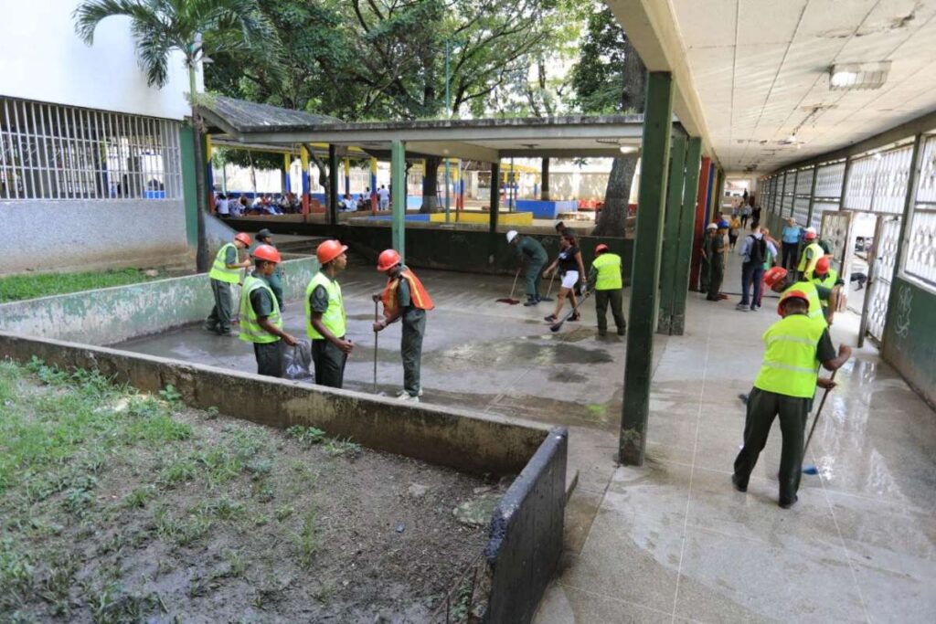 Rehabilitan escuelas atacadas por el fascismo en Zulia