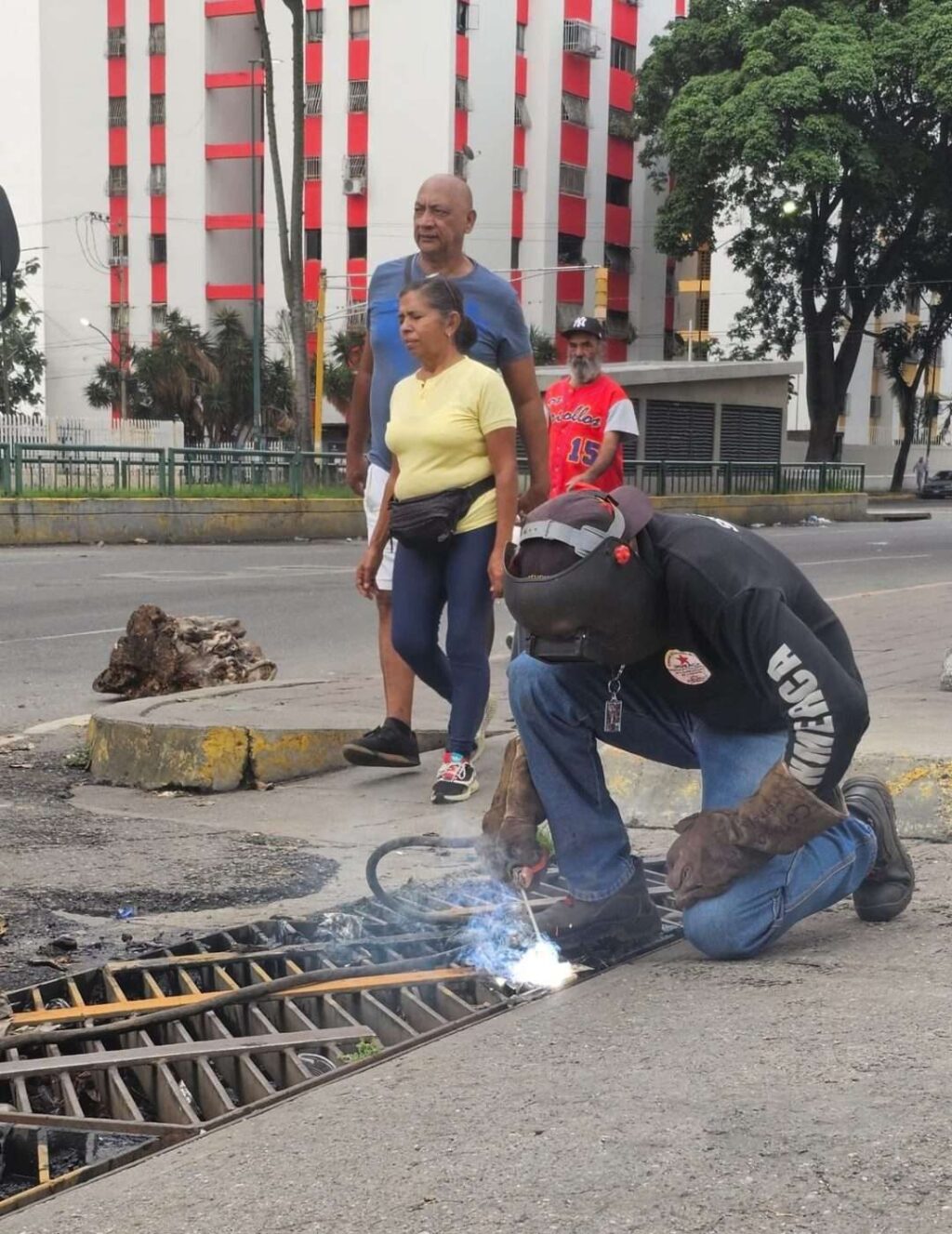 Rehabilitan espacios dañados por los violentos