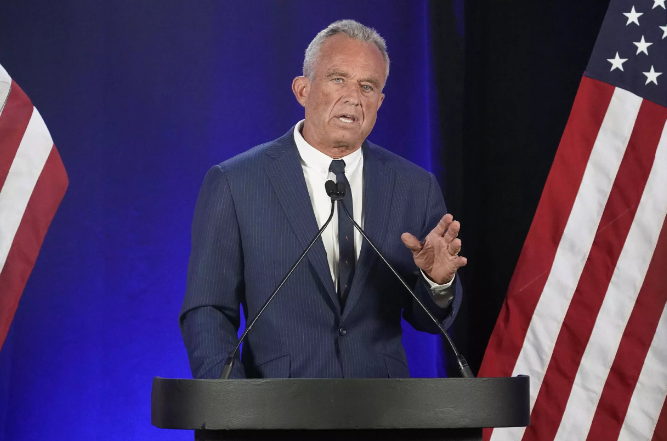 Kennedy Jr. suspende su campaña a la Presidencia de EE. UU. y respalda a Trump