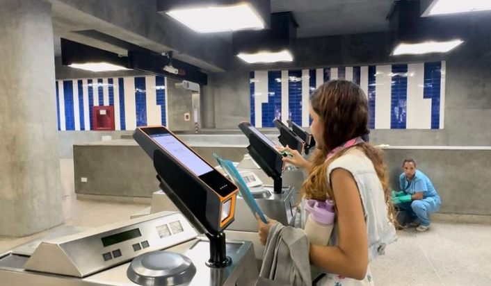 Velásquez Araguayán denuncia ataque cibernético contra Conviasa y sistema metro