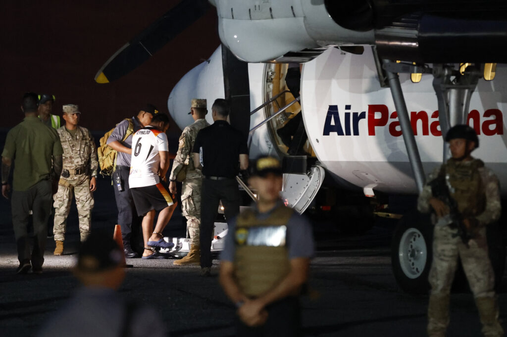 Panamá retorna a migrantes irregulares en primer vuelo financiado por EE UU