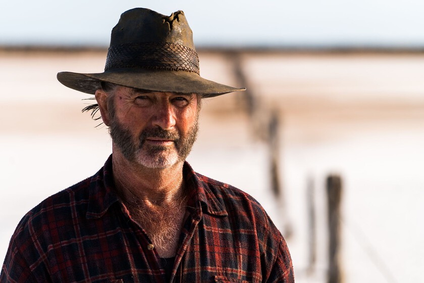 ¡Vuelve 'Wolf Creek'! Mick Taylor volverá a cazar turistas en una tercera parte que enfrentará al psicópata australiano a la generación Z