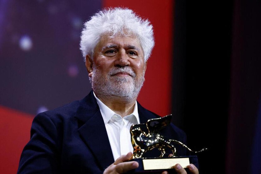 Pedro Almodóvar gana en Venecia con 'La habitación de al lado' y se convierte en el segundo español de la historia en conseguirlo