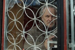 'Entrevías' está haciendo el ridículo en Telecinco. La serie de José Coronado se hunde con los peores datos de toda su historia