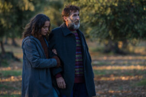 'Los destellos' (2024), crítica | Encapsula la tristeza compleja e infinita de acompañar en la muerte, pero Pilar Palomero se niega a que sea una película lacrimógena