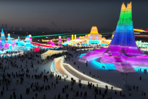Este parque de hielo en China se ha ganado el récord Guinness al más grande del mundo. Tiene más de 1.000 esculturas y un tobogán de 500 metros de largo