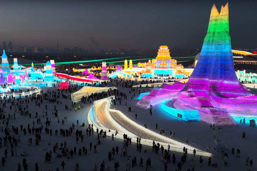 Este parque de hielo en China se ha ganado el récord Guinness al más grande del mundo. Tiene más de 1.000 esculturas y un tobogán de 500 metros de largo