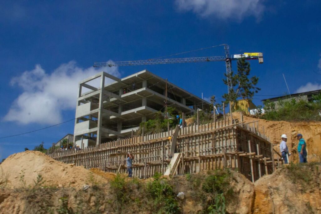 A toda máquina levantan Universidad de Ciencias