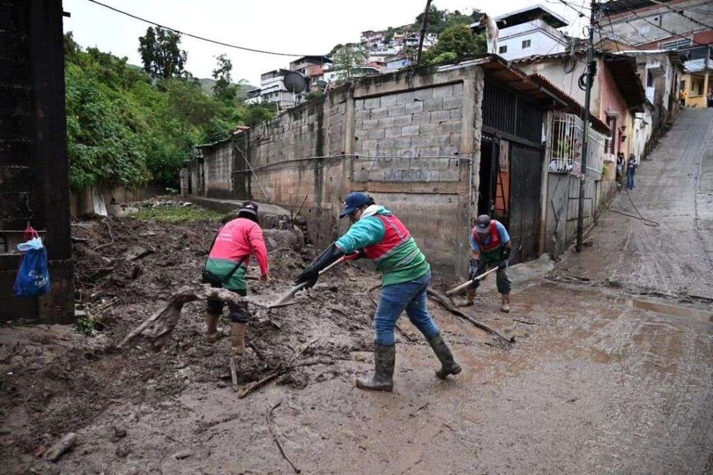 Aguacero de este lunes volvió a azotar a Caracas