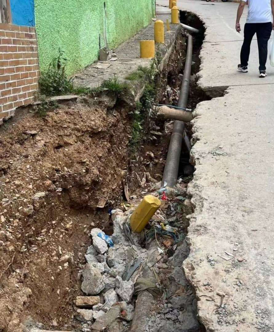 Alcaldesa inspecciona sustitución de tuberías en El Valle