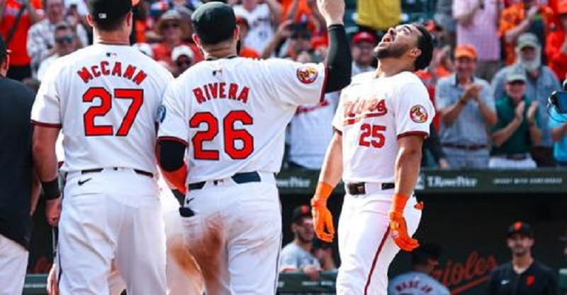 Jonrón de oro de Anthony Santander mantiene vivos a los Orioles rumbo a los playoff