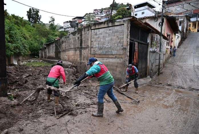 Brindan atención a afectados por lluvias en Caracas